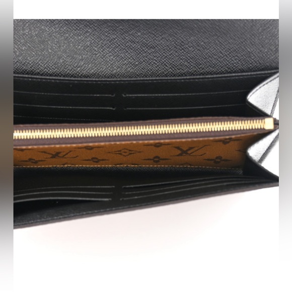 LOUIS VUITTON
Reverse Monogram Sarah Wallet - Picture 3 of 9